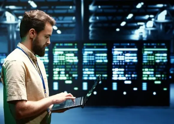 AI pentru Robustetea Modelelor: Testare Împotriva Atacurilor Adversariale
